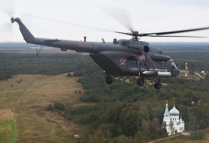 Mi-8 quần thảo trên bầu trời